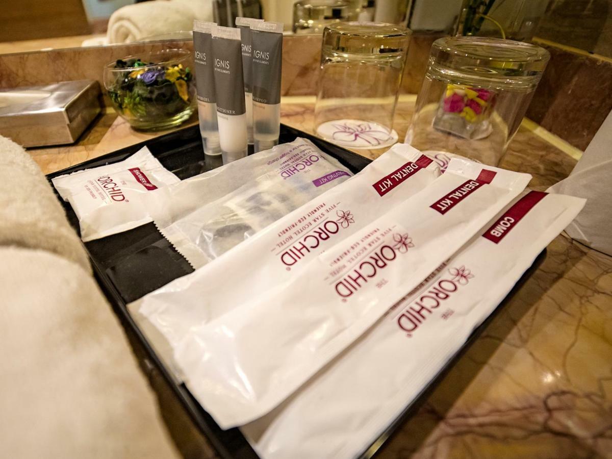 The Orchid Hotel Hinjewadi Pune Exteriör bild A tray of amenities in a hotel bathroom