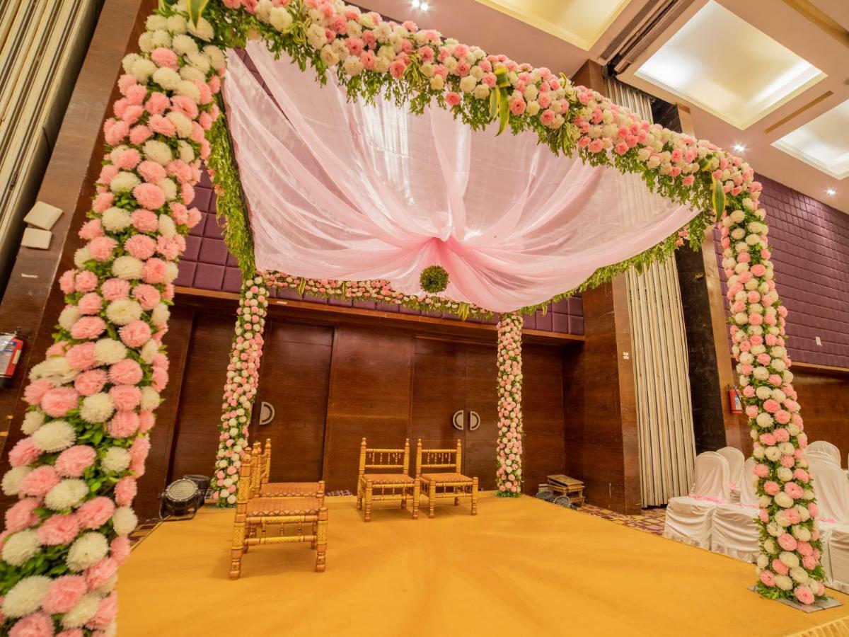 The Orchid Hotel Hinjewadi Pune Exteriör bild A decorated mandap